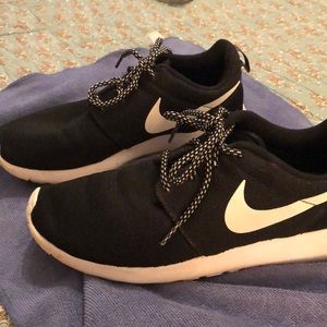 SALE!!! Nike black and white Athletic Shoes Roshe